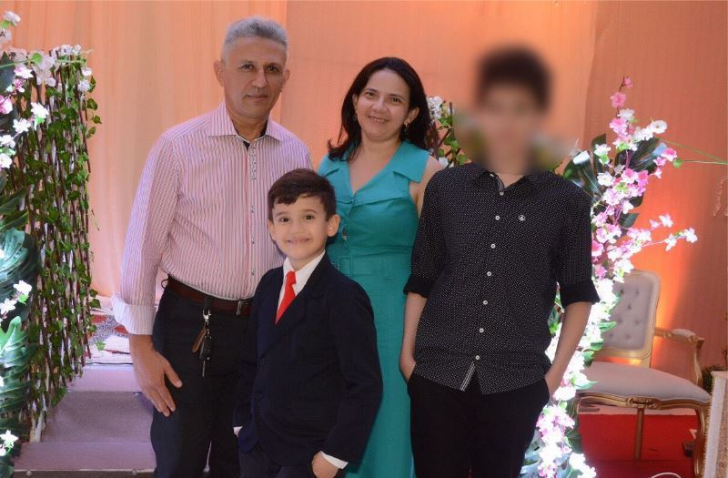 一位巴西少年因為不滿成績下滑被父母責備，竟然偷取父親的槍枝對全家人（如圖）開槍。圖擷取自PolemicaPatos