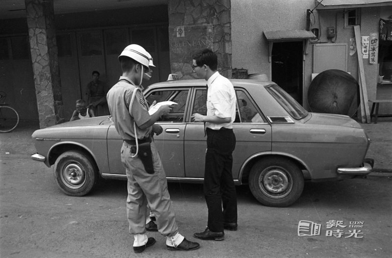 台北市計程車司機穿著制服之規定，勸導期已屆滿，圖為一日開始執行取締鏡頭。日期：1969/7/1．攝影：高鍵助．來源：聯合報
