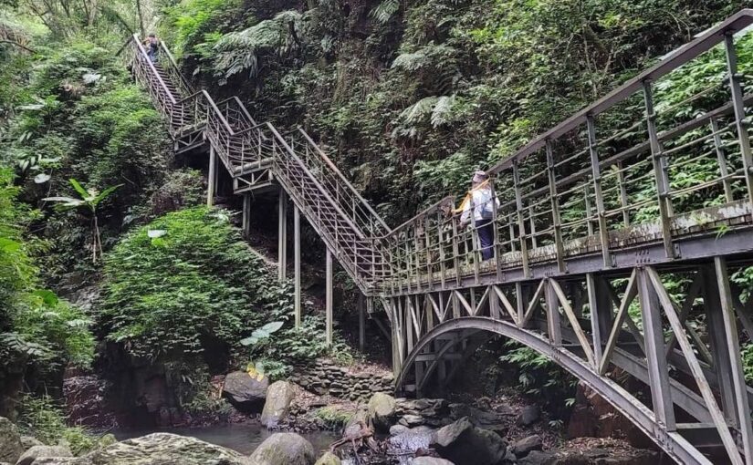 沿著70度岩壁建造的陡坡階梯，是一座全長共有30公尺鋼構鐵橋，這段也是整段步道中...