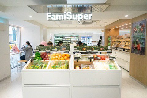 FamiSuper將空間定位為極簡輕奢但不高冷，把舞台還給商品內容，讓消費者就算...