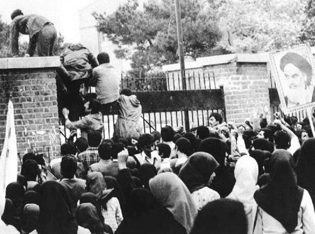 1979年伊朗發生伊斯蘭革命，結束親美的巴列維政權，何梅尼成為國家領袖。11月4...