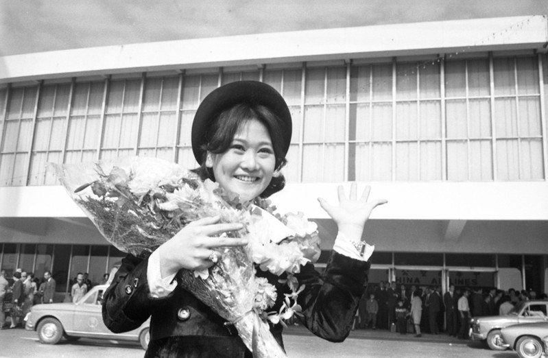 成名甚早的歌星陳芬蘭，也曾為《虎姑婆》演唱主題曲，文獻資料將歌曲名稱寫作〈孫悟空〉。圖為1968年搭機返台的陳芬蘭。《聯合報》1968.12.29，龍達材攝影。