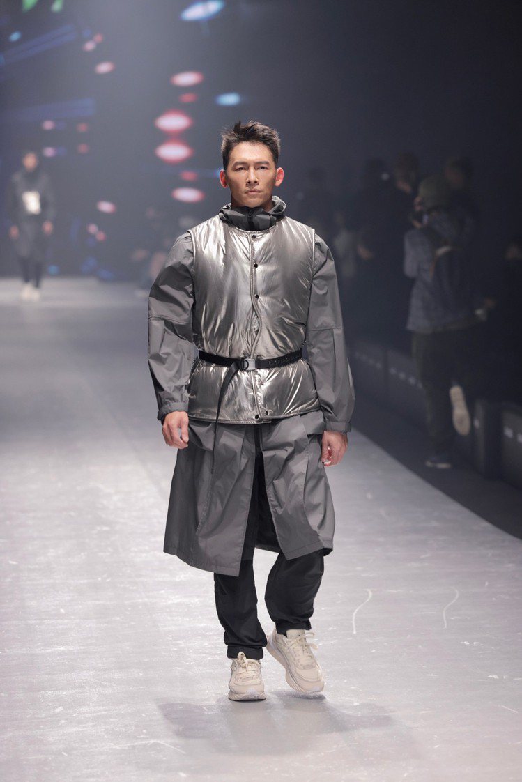 溫昇豪穿oqLiq品牌服裝，以牡蠣殼回收再製布料，他打趣是「昇豪穿『生蠔』」。記...