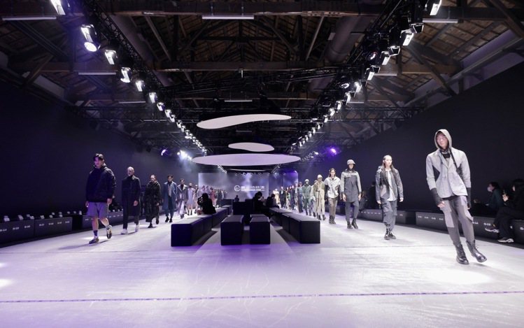 台北時裝周開幕大秀以「永續時尚」為主題，由6位設計師發表72套服裝。記者李政龍／...