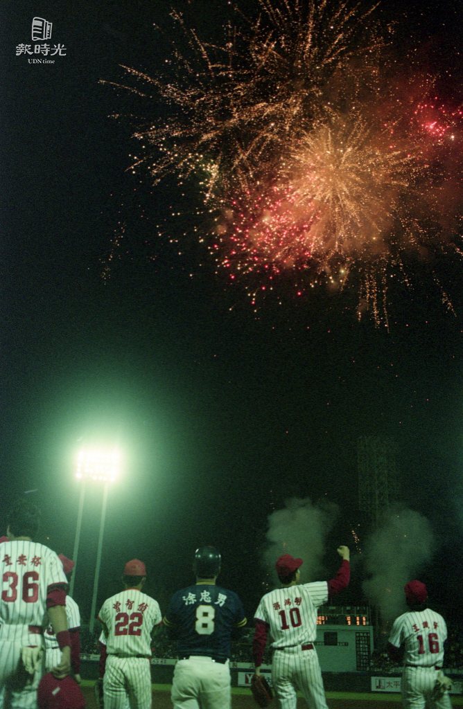 「1992年歲末送暖明星棒球義賽」在台北市立棒球場舉行，吸引上萬觀眾到場共度跨年之夜，並一同欣賞跨年煙火。圖／聯合報系資料照（ 1992/12/31　鍾豐榮攝影）