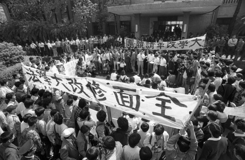 1987年3月24日，台大60多名學生組成「大學改革請願團」到立法院請願，促請立法院修正大學法。圖／聯合報系資料照片