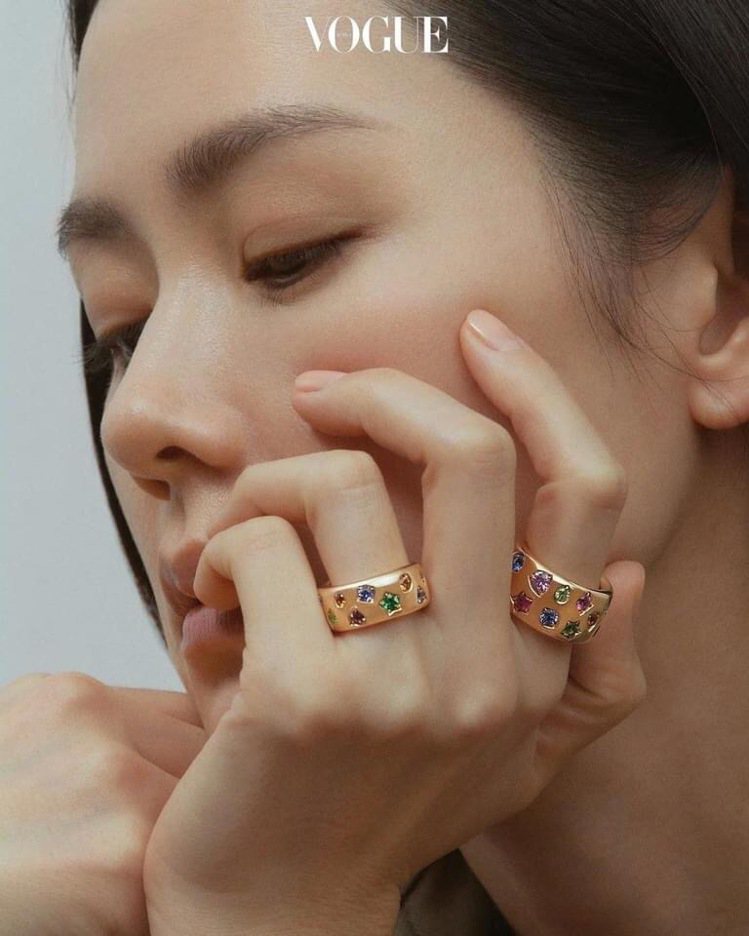 孫藝珍在同一手戴上了同款鑲嵌不同寬窄的彩色寶石K金戒指，讓鮮明個性與強烈氣場，一次滿足。圖 / 翻攝自Vogue Korea官方網站