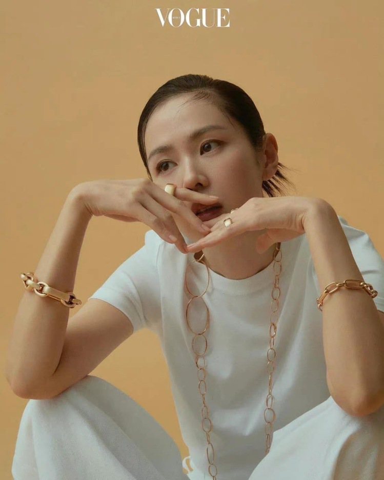 喜愛短髮和白色衣物？不如學學孫藝珍，金質的鎖鏈式手環與長限量，帶來輕巧與個性感的雙重印象。圖 / 翻攝自Vogue Korea官方網站