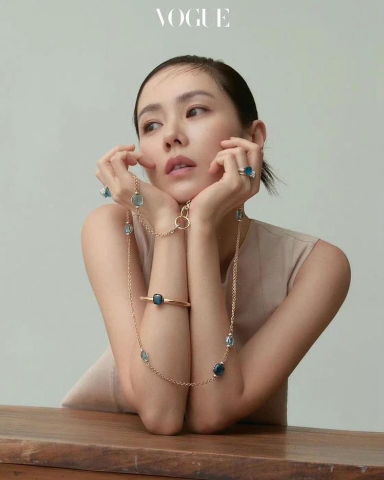 透過藍色半寶石的濃淡深淺不一，讓人好想直接衝去海邊，也是珠寶的輕奢魅力所在。圖 / 翻攝自Vogue Korea官方網站