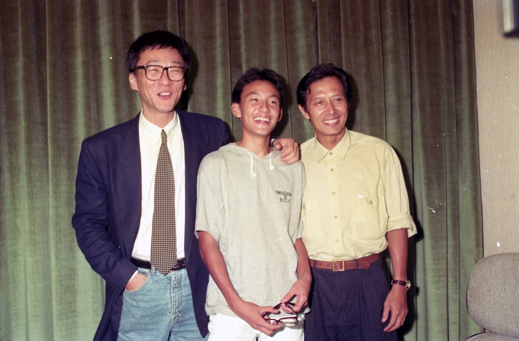 《牯嶺街少年殺人事件》導演楊德昌（左起），男主角張震及其父親張國柱。 圖／聯合報系資料照片
