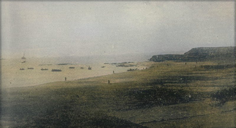 1895年3月23日下午，日本陸軍混成枝隊登陸澎湖裡正角。 圖／征台軍凱旋紀念帖