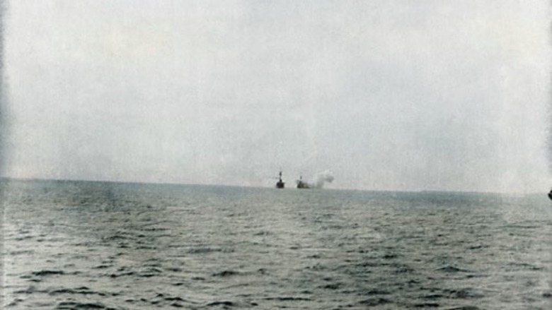 1895年3月23日午後，日軍艦隊砲擊澎湖大城山砲台。 圖／日清海戰寫真集（攝影：清水為政）