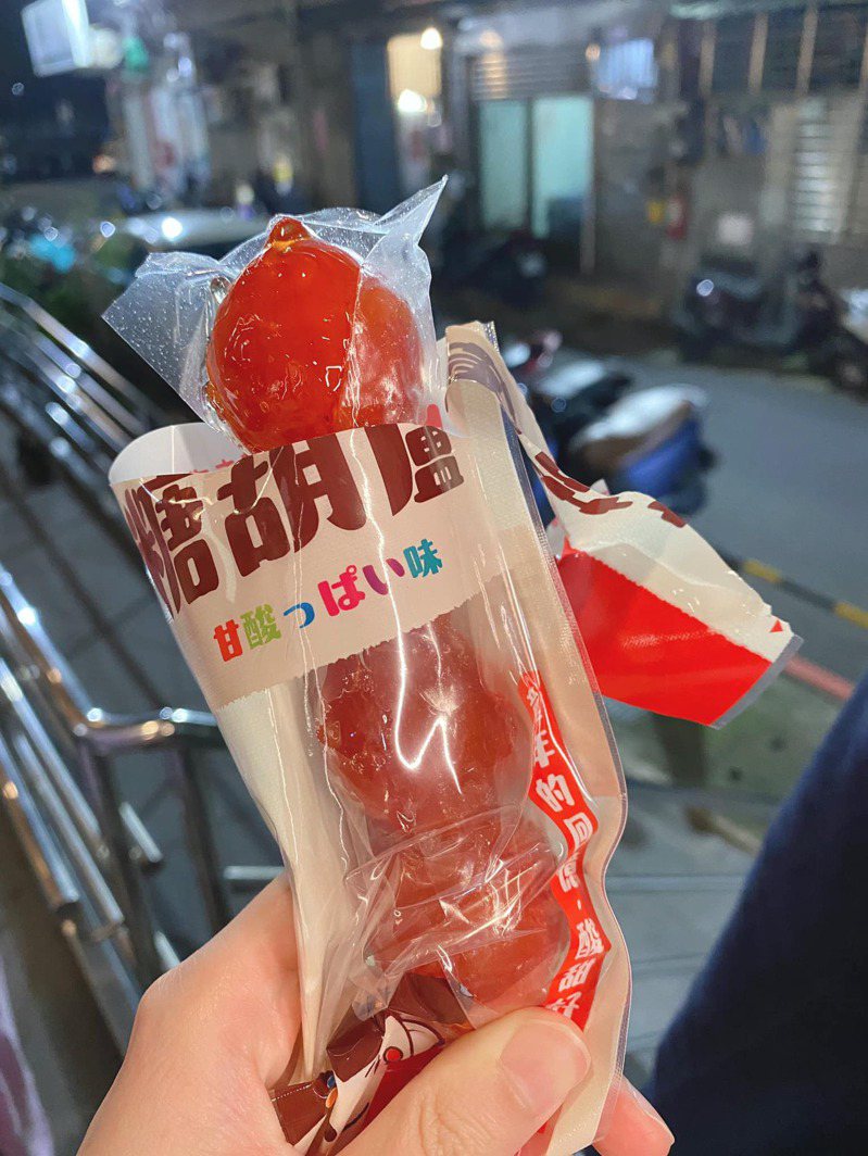 女網友幸運買到7-11超搶手的新品「糖葫蘆」，引起網友熱烈討論。圖擷自臉書