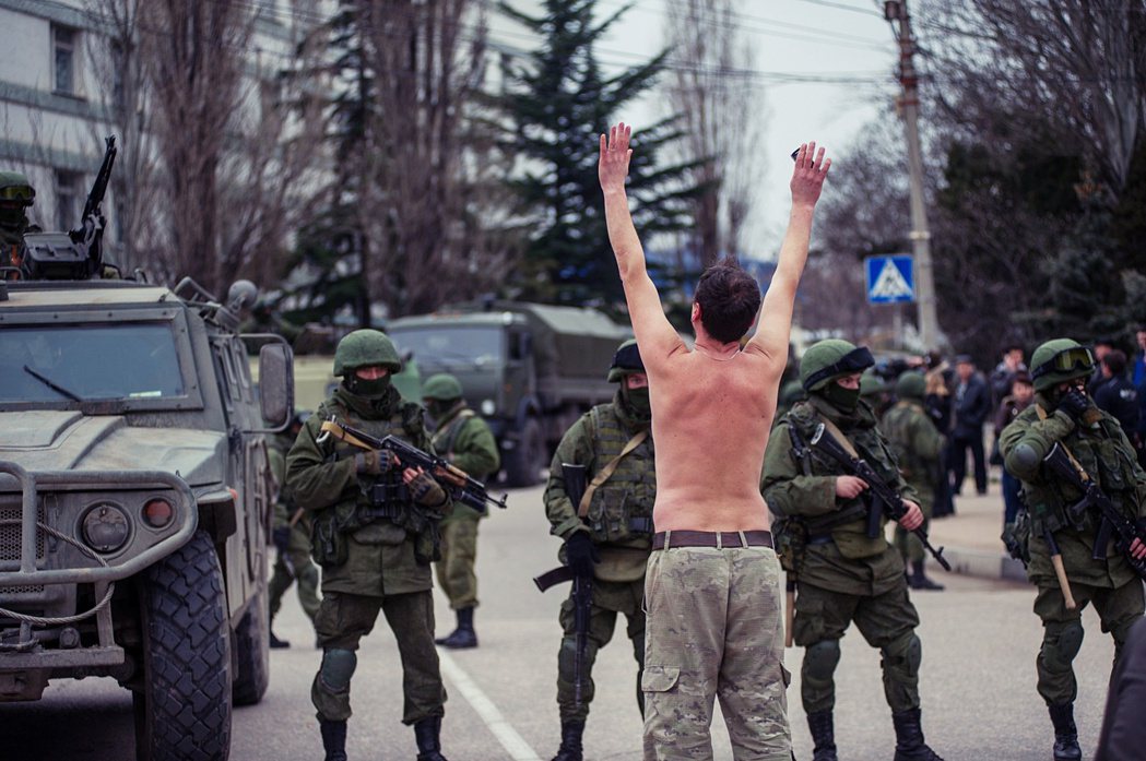 2014年3月1日，一名烏克蘭男子與在在克里米亞站崗的軍人對峙。 圖／美聯社 ...