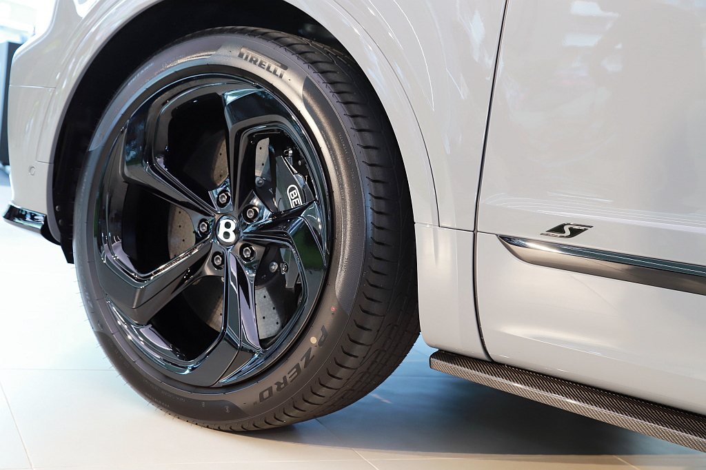Bentley Bentayga S配置S車型專屬設計22吋指向性輪圈以及「S」...