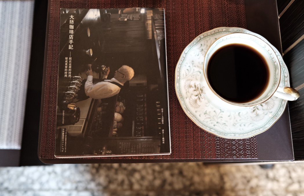 選本感興趣的書，沈浸喫茶時光。圖／江佩君攝影