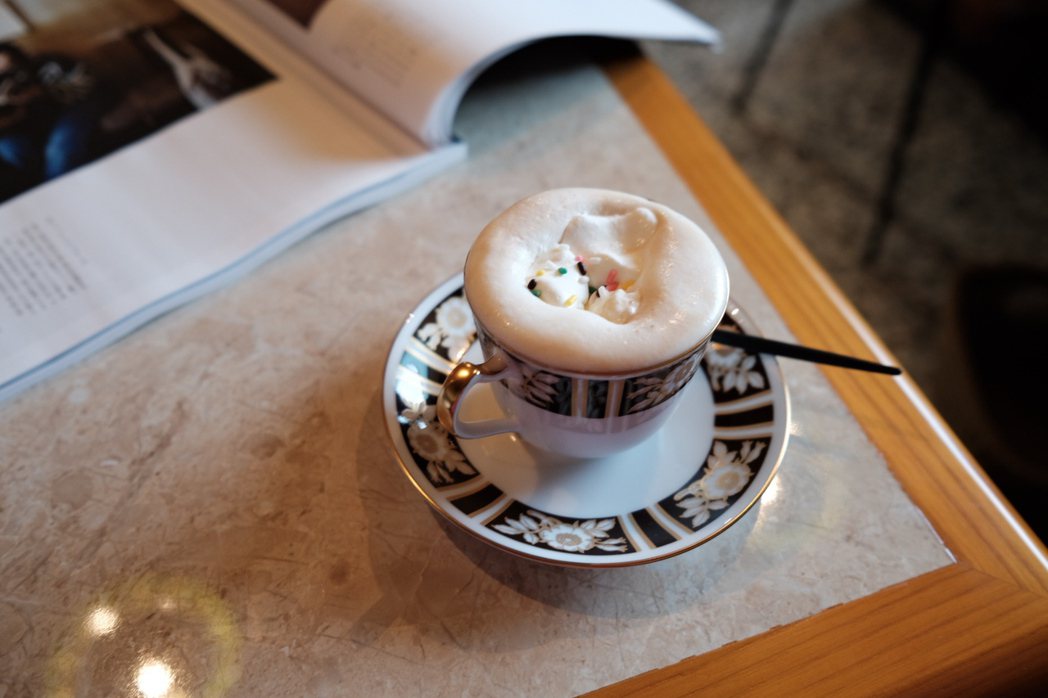 擠上鮮奶油和彩色巧克力米，充滿老派浪漫的維也納咖啡。圖／江佩君攝影