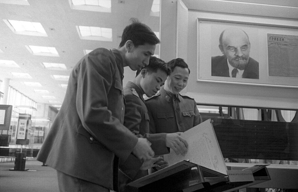 1973年，在俄羅斯軍事學校學習的越南學生參觀列寧紀念博物館。 圖／美聯社