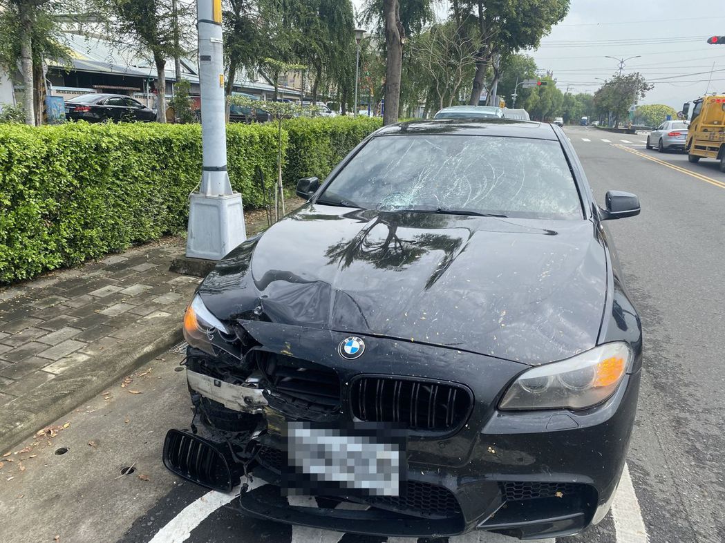 肇事的BMW轎車，撞擊力道大，右前側嚴重損毀。記者趙容萱／攝影