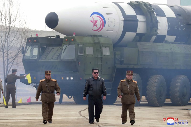 北韓領導人金正恩（中）在現場視察試射火星十七型新型洲際飛彈。美聯社