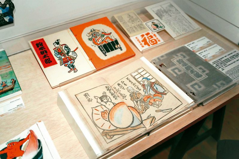 展覽中可見穿越世紀的多國珍藏絕版書與經典插畫。 圖／臺南市美術館提供