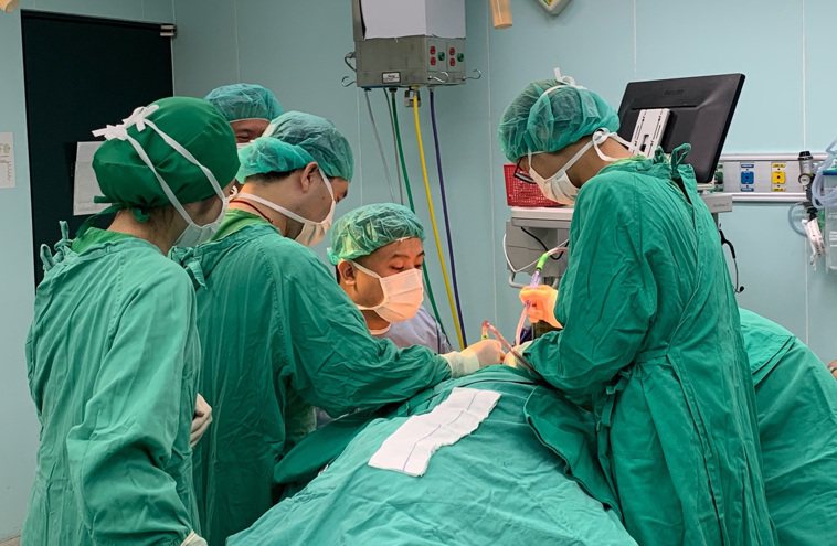 呂明川以手術清除患者身上多發性脂肪瘤。圖／南投醫院提供