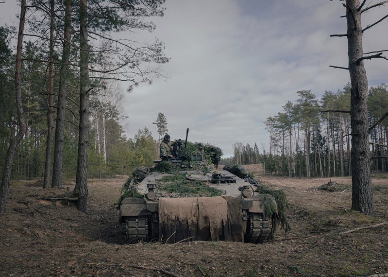 在立陶宛的北約演習中，德軍使用的部分裝甲車已經有50年歷史，這些裝備經常使他們成為 「鏈條中最弱的一環」。紐約時報