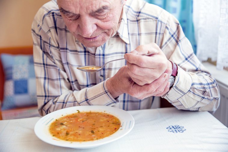 巴金森氏症患者用餐時，若已出現吞嚥困難，家人須多給予時間、耐心。圖／123RF