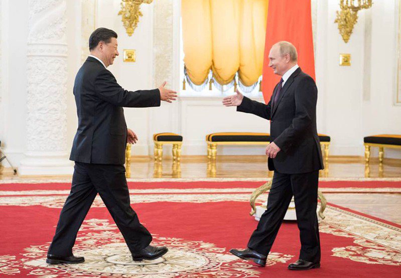 烏克蘭亂局非中國大陸所願也無法掌控，介入調停恐成唯一選項。圖為大陸國家主席習近平（左）曾訪問俄國，與普亭（右）會面。新華社
