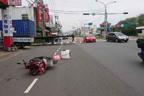 影／拖板車停車占據2車道　新竹送貨騎士迎頭撞上身亡