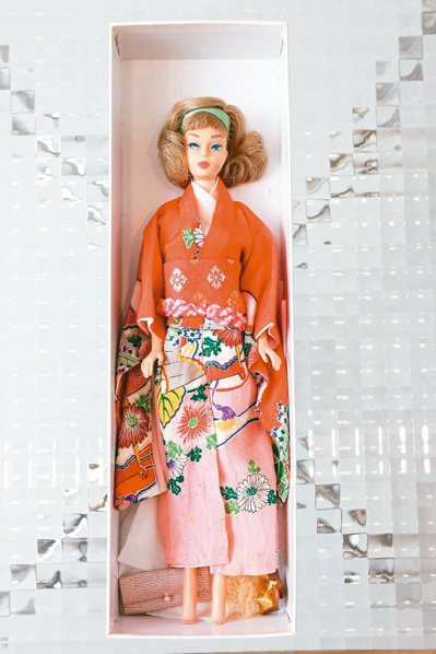 芭比娃娃身上的和服要價15萬台幣，比真人穿的衣服還貴。記者吳致碩／攝影