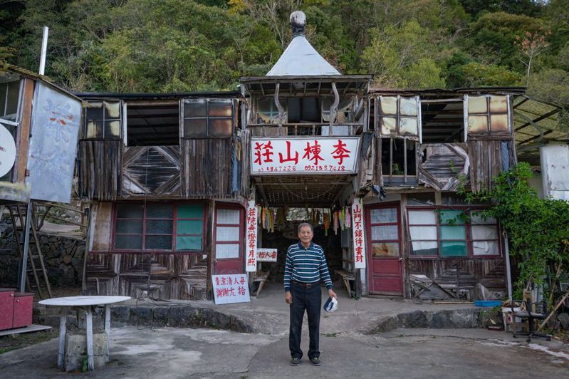 台灣恐怖片「咒」有處邪教村落的場景，令人印象深刻，事實上該處場景其實是取自新竹縣的「李崠山莊」。圖擷自「李崠山莊」臉書專頁