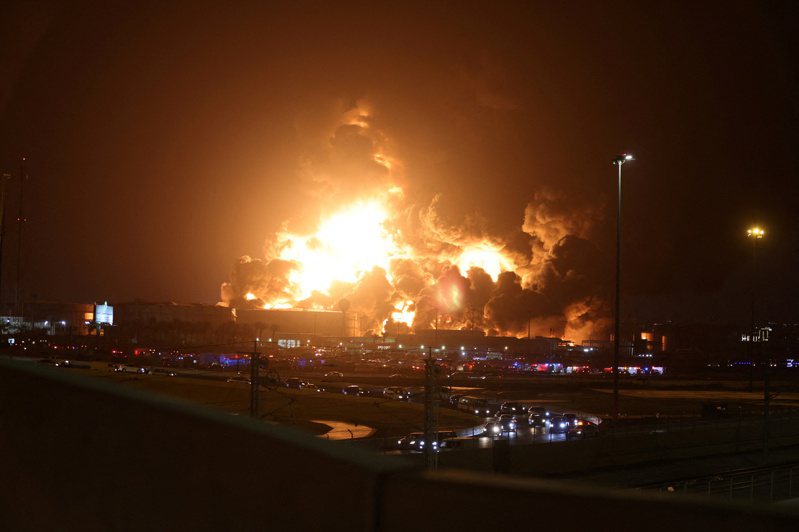 沙乌地阿拉伯港口吉达（Jeddah）的沙乌地阿美石油公司（Saudi Aramco）石油设施遭攻击。 路透社(photo:UDN)