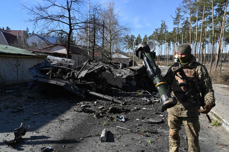 一名烏克蘭軍人12日利用NLAW反戰車武器摧毀俄軍戰車。法新社