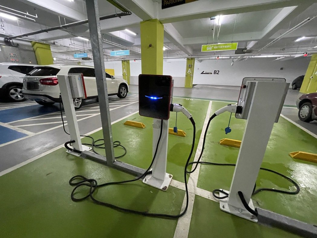 新竹市赤土崎停車場有設4格電動車充電專用車格與充電樁。記者張裕珍／攝影
