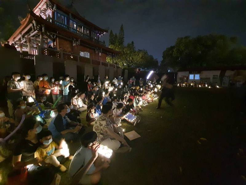 台南市環保局響應「地球1小時 (Earth Hour)」，在赤崁樓關燈1小時。圖／南市環保局提供