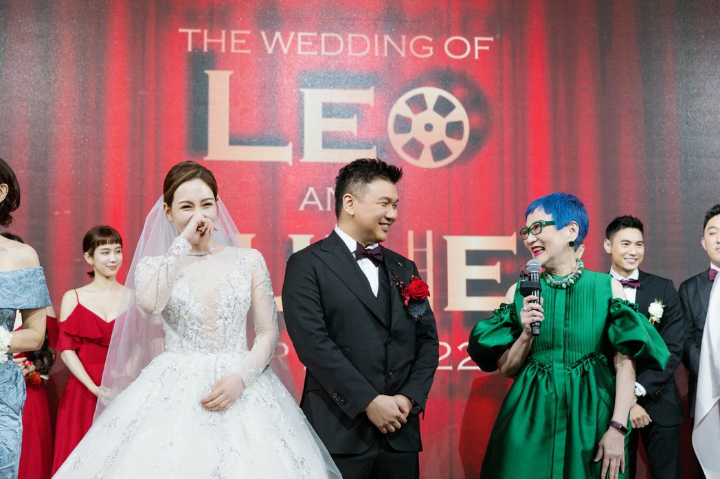 張小燕(右起)為王鼎霖、丁巧唯婚禮擔任致詞人。圖／寶麗來國際提供