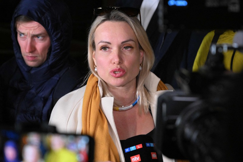 奧斯雅尼可娃15日獲釋後，向守候在法院外的媒體發表談話。法新社