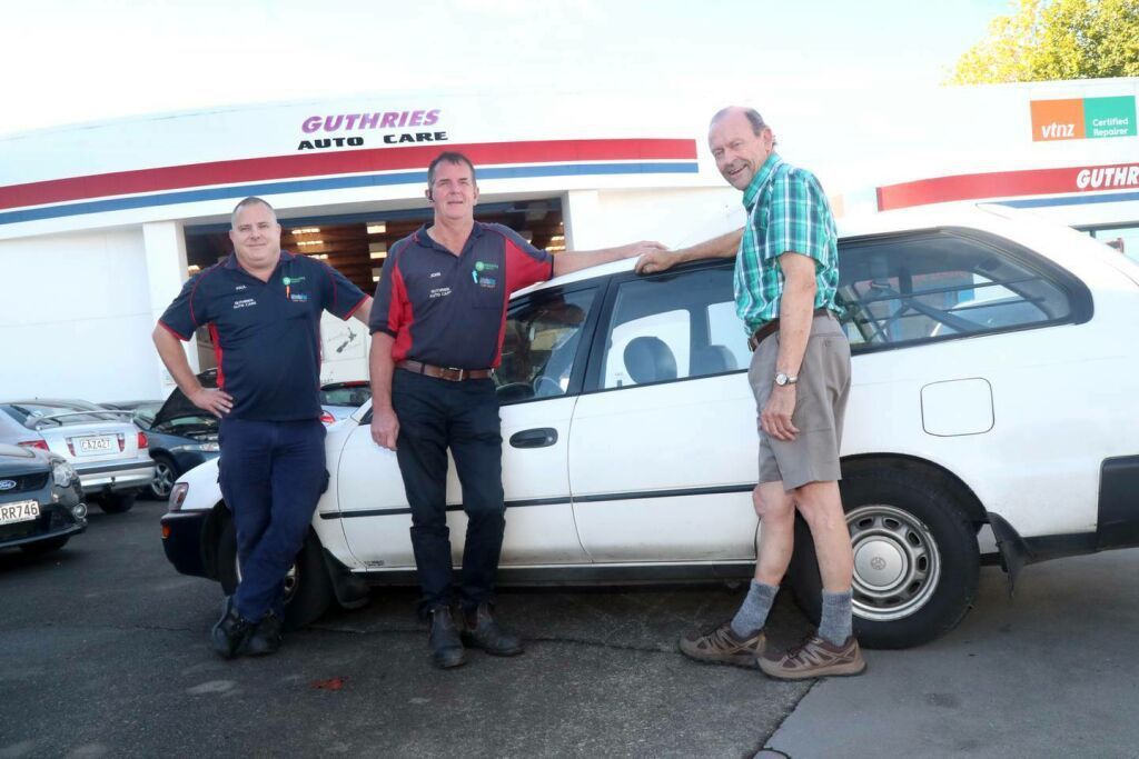 一位居住在紐西蘭的報紙遞送承包商Graeme Hebley與他的Toyota C...