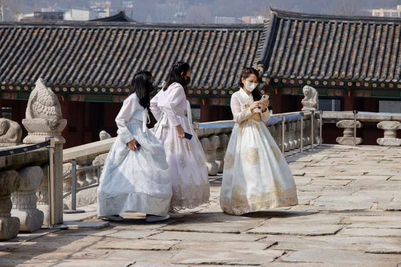 据南韩《东亚日报》报导，南韩文化遗产厅3月24日表示将把「穿韩服」指定为国家非物质文化遗产。 路透社(photo:UDN)