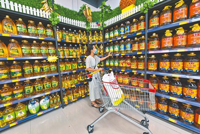 今年以來，大陸食用油漲價不少。圖為顧客在一家超市內選購食用油。新華社