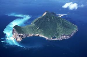 「牛奶海」美景與「龜島磺煙」奇景使得龜山島的話題性十足。圖／東北角管理處提供