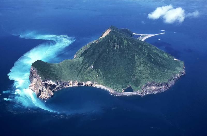 「牛奶海」美景與「龜島磺煙」奇景使得龜山島的話題性十足。圖／東北角管理處提供