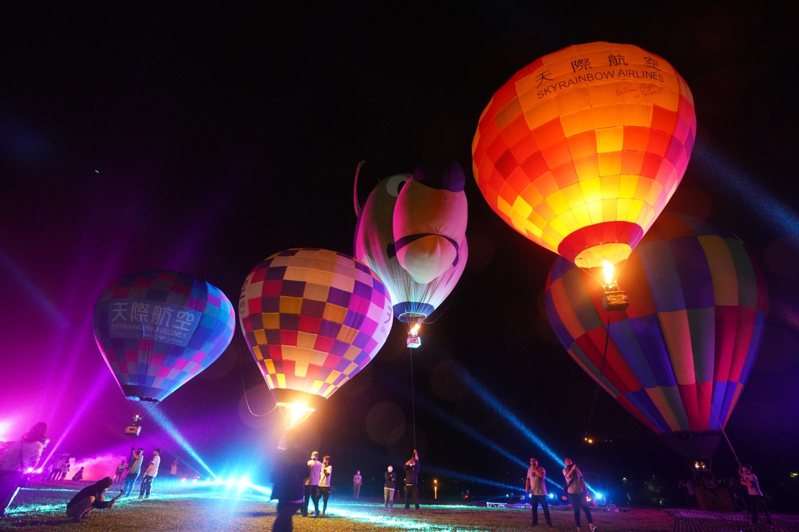 宜蘭礁溪熱氣球嘉年華活動的光雕音樂秀炫麗登場，吸引民眾熱情拍照。圖／鄉公所提供