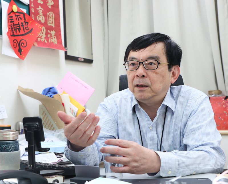 台灣感染症醫學會名譽理事長黃立民表示，現在不該執著於個案數，而是要看重症死亡人數。本報資料照片