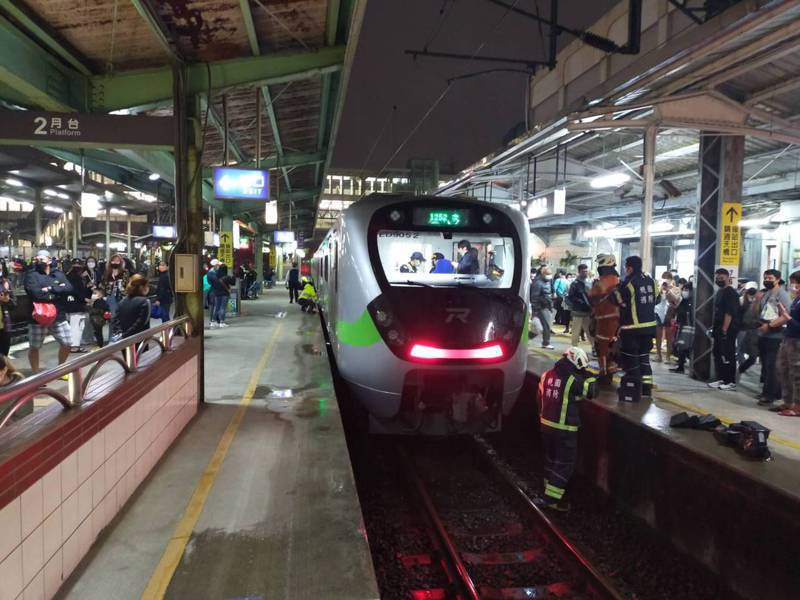 At Zhongli Railway Station, passengers fell off the track and got stuck under the train. The railway police and the staff of the Taiwan Railway Administration did their best to rescue them.  Photo/Provided by Railway Police