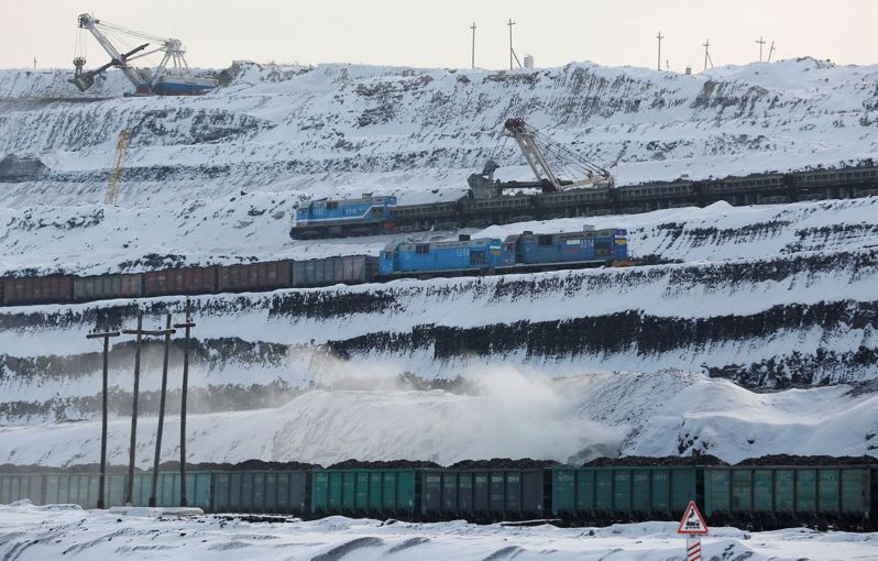 印度打算加倍進口俄國焦煤，圖為俄國西伯利亞博羅季諾鎮附近露天煤礦場內的運煤火車。路透