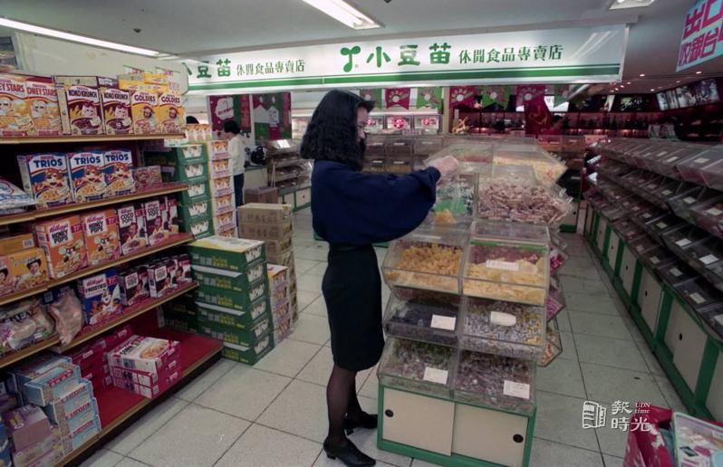 小豆苗連鎖店內，消費者選購情形。日期：1991/09/19。攝影：徐世經。來源：聯合報