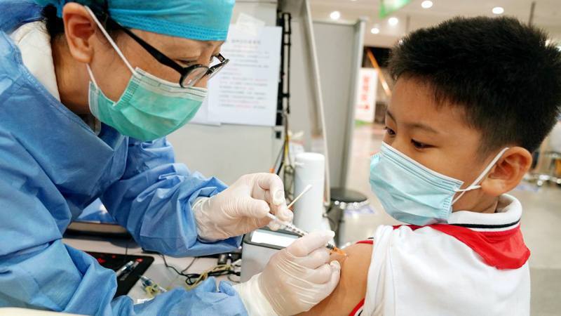 上海專家稱，保護家庭保護嬰幼兒的最佳方式是確保這些兒童周圍的每個人都及時接種疫苗，包括加強疫苗。（新華社）