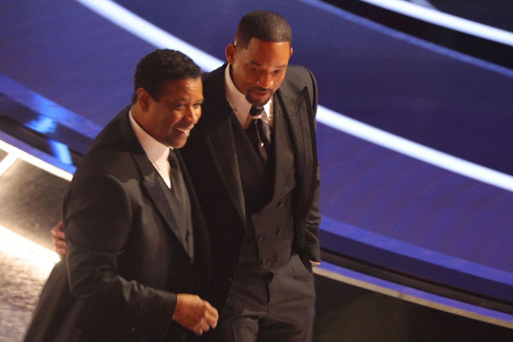 同樣入圍最佳男主角的丹佐．華盛頓（Denzel Washington）在掌摑事件發生之後，趁著廣告時間與威爾．史密斯對話。 圖／美聯社